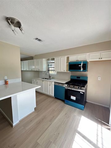 10911 Lockgate Lane, Houston, TX 77048