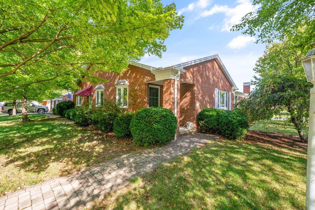 1840 Ardleigh, Columbus, OH 43221