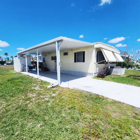 42 SE Spanish Way, Port St. Lucie, FL 34952