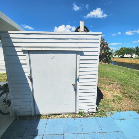 42 SE Spanish Way, Port St. Lucie, FL 34952