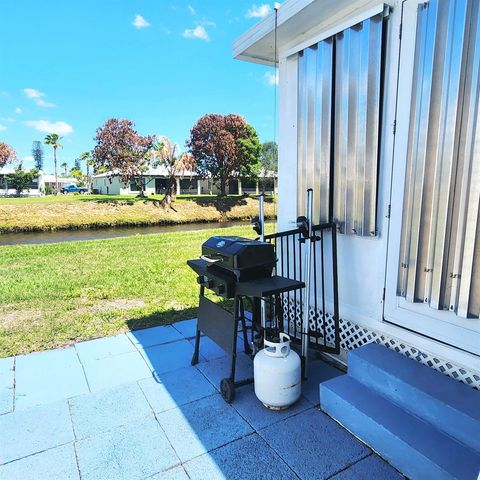 42 SE Spanish Way, Port St. Lucie, FL 34952