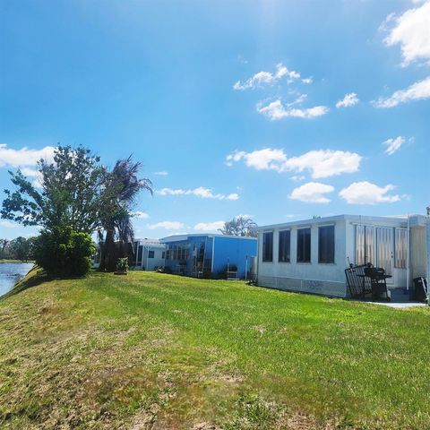 42 SE Spanish Way, Port St. Lucie, FL 34952