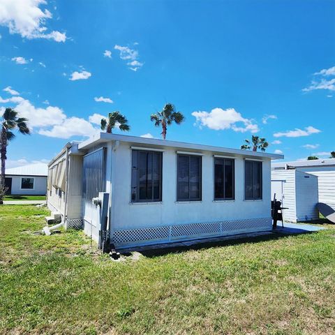 42 SE Spanish Way, Port St. Lucie, FL 34952