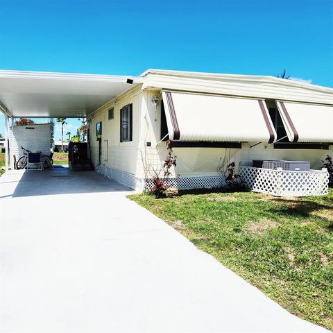 42 SE Spanish Way, Port St. Lucie, FL 34952