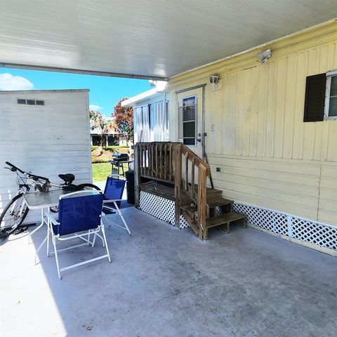 42 SE Spanish Way, Port St. Lucie, FL 34952