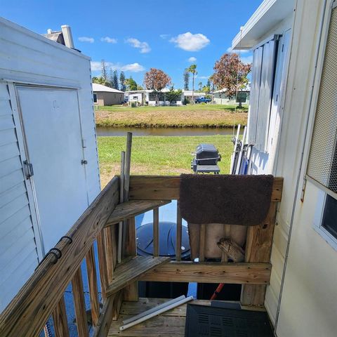 42 SE Spanish Way, Port St. Lucie, FL 34952