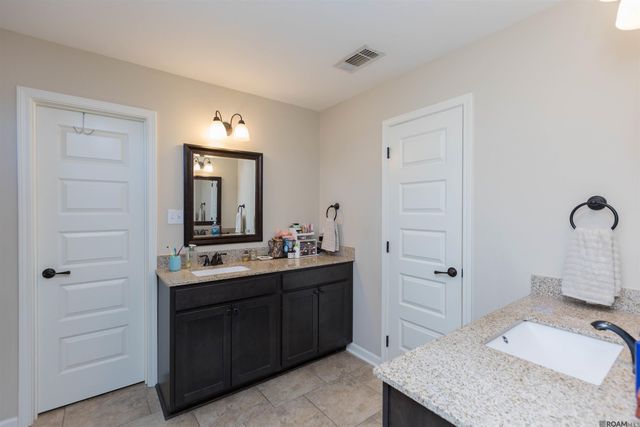 1018 Point Andrew Dr, Gonzales, LA 70737