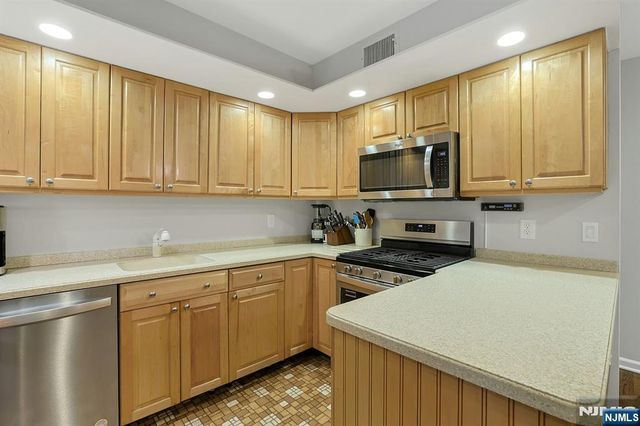 21 Whitman Lane, Mahwah, NJ 07430