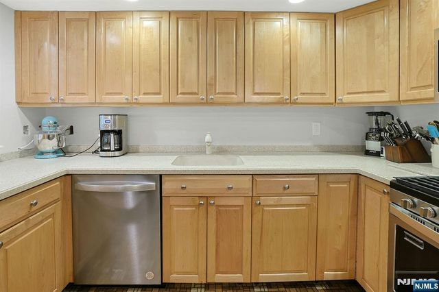 21 Whitman Lane, Mahwah, NJ 07430