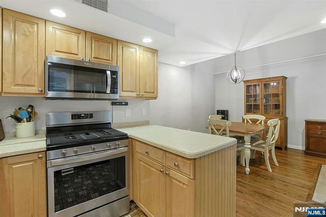 21 Whitman Lane, Mahwah, NJ 07430