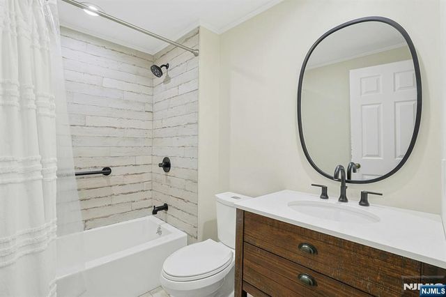 21 Whitman Lane, Mahwah, NJ 07430