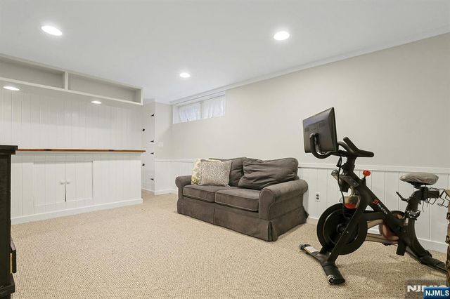 21 Whitman Lane, Mahwah, NJ 07430