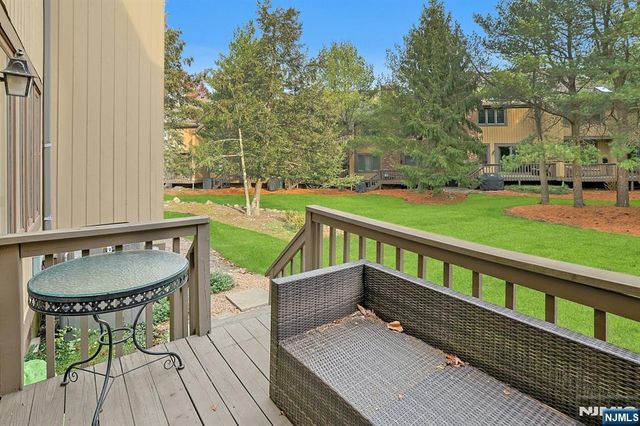 21 Whitman Lane, Mahwah, NJ 07430