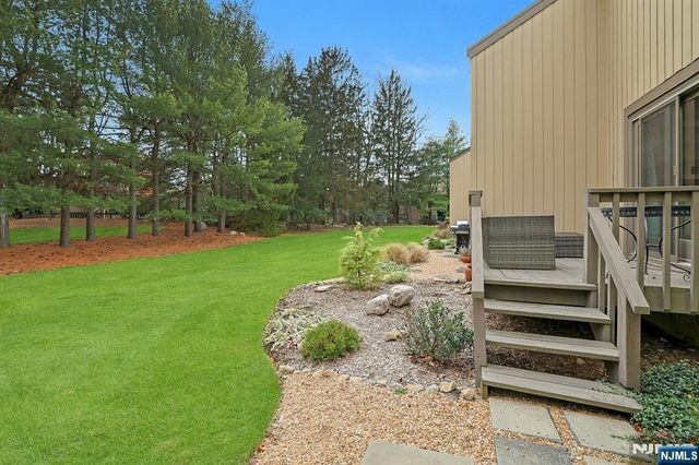 21 Whitman Lane, Mahwah, NJ 07430