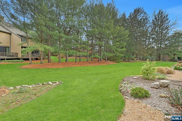 21 Whitman Lane, Mahwah, NJ 07430