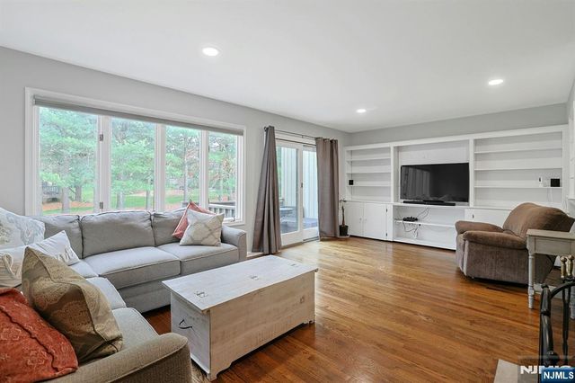 21 Whitman Lane, Mahwah, NJ 07430