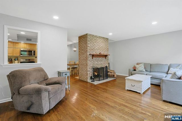 21 Whitman Lane, Mahwah, NJ 07430