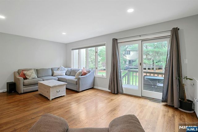 21 Whitman Lane, Mahwah, NJ 07430