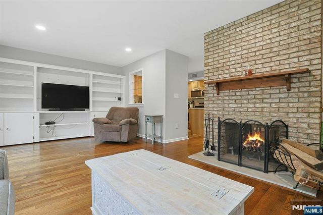 21 Whitman Lane, Mahwah, NJ 07430