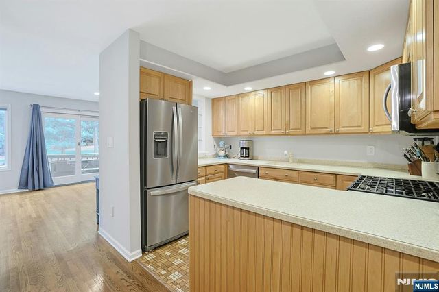 21 Whitman Lane, Mahwah, NJ 07430