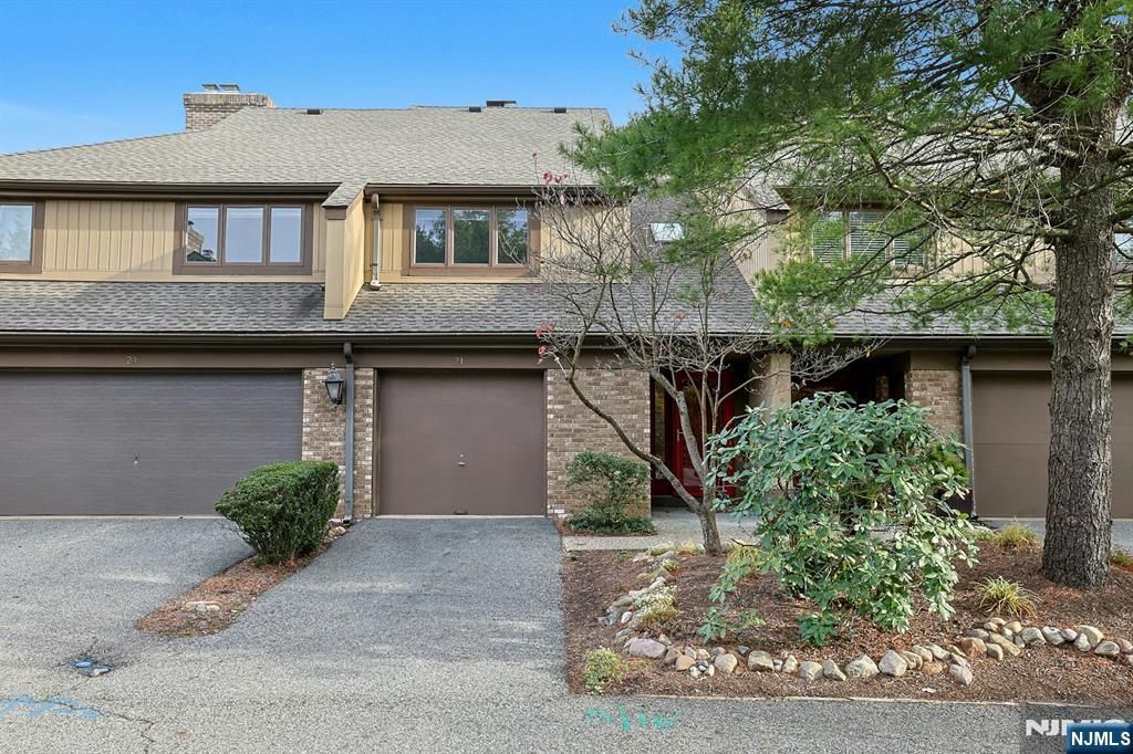 21 Whitman Lane, Mahwah, NJ 07430