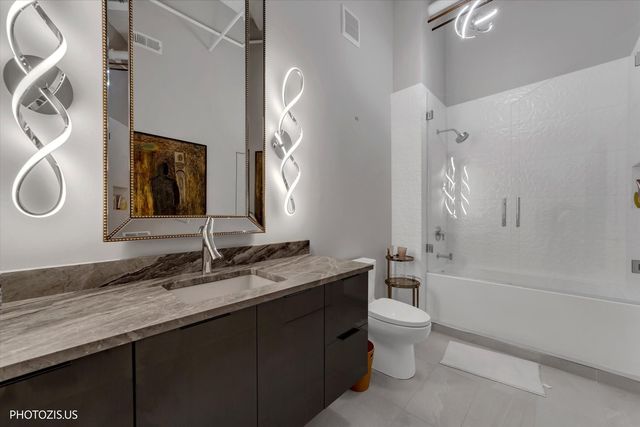1000 W Washington Boulevard 202, Chicago, IL 60607