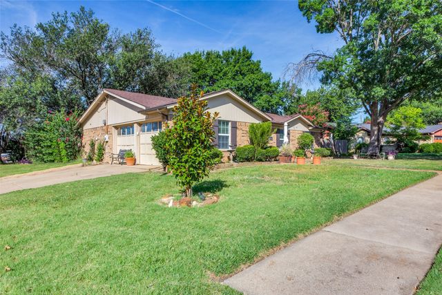 701 Charlyne Drive, Burleson, TX 76028