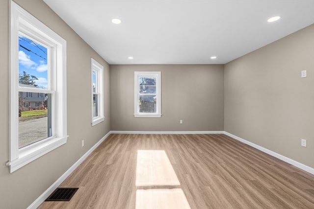 73 Gifford Ave, Dartmouth, MA 02747