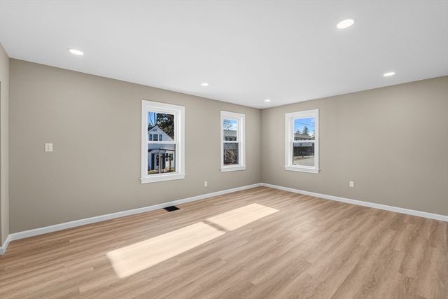 73 Gifford Ave, Dartmouth, MA 02747