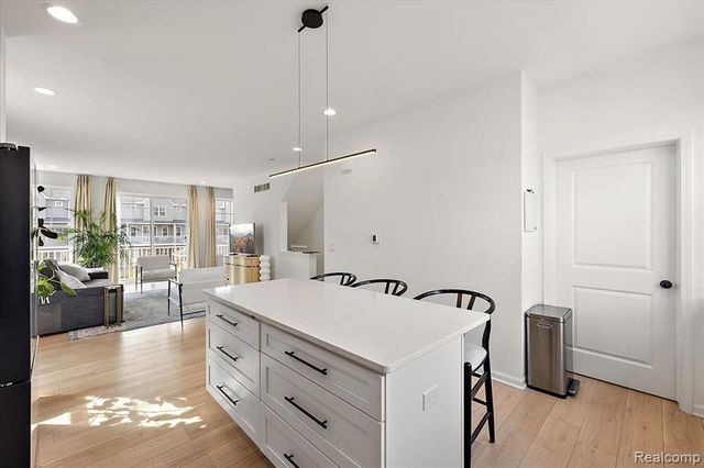 3927 Trailway Commons Circle, Auburn Hills, MI 48326