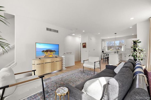 3927 Trailway Commons Circle, Auburn Hills, MI 48326