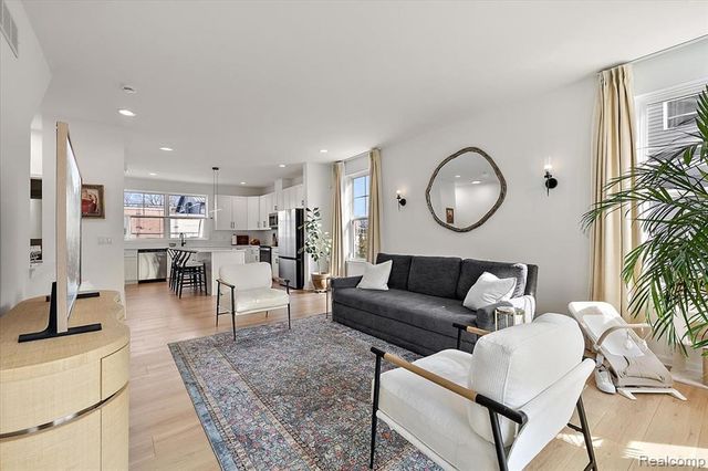 3927 Trailway Commons Circle, Auburn Hills, MI 48326