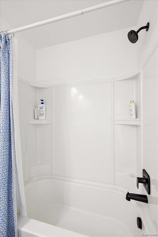 3927 Trailway Commons Circle, Auburn Hills, MI 48326