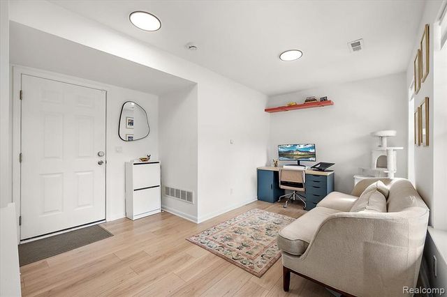 3927 Trailway Commons Circle, Auburn Hills, MI 48326