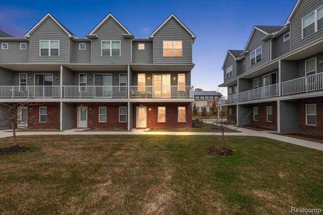 3927 Trailway Commons Circle, Auburn Hills, MI 48326