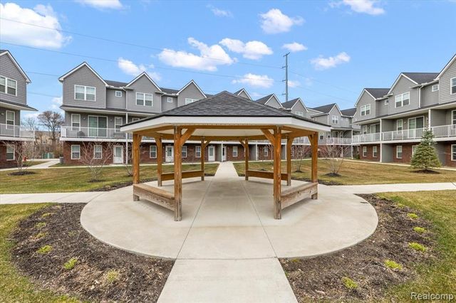 3927 Trailway Commons Circle, Auburn Hills, MI 48326