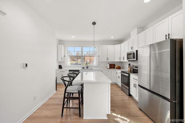 3927 Trailway Commons Circle, Auburn Hills, MI 48326