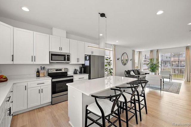 3927 Trailway Commons Circle, Auburn Hills, MI 48326