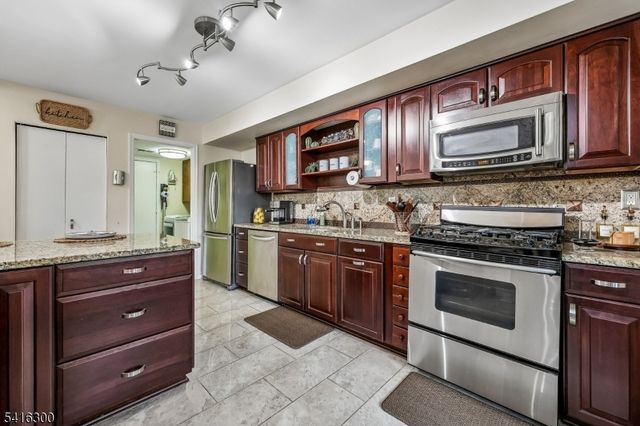 130 Kingsberry Dr, Franklin Twp., NJ 08873