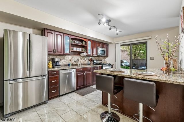 130 Kingsberry Dr, Franklin Twp., NJ 08873