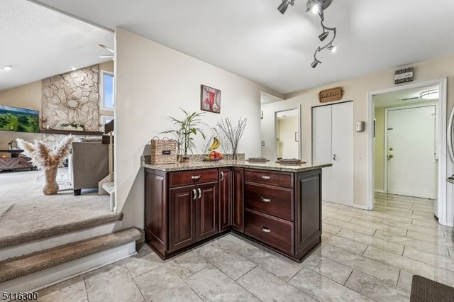 130 Kingsberry Dr, Franklin Twp., NJ 08873