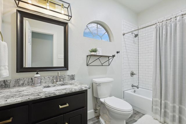 223 Oklahoma Avenue, Pottsboro, TX 75076