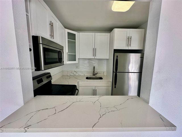 241 SE 9th Ave 207, Pompano Beach, FL 33060