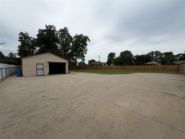 1264 E Maddox Avenue, Fort Worth, TX 76104