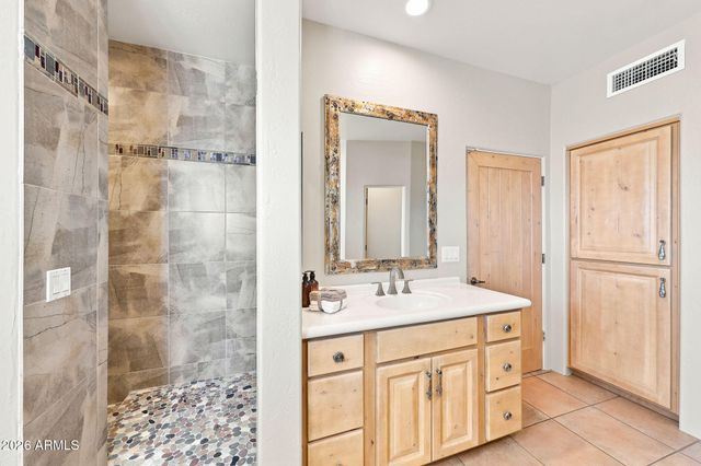 1732 E GELDING Drive, Phoenix, AZ 85022