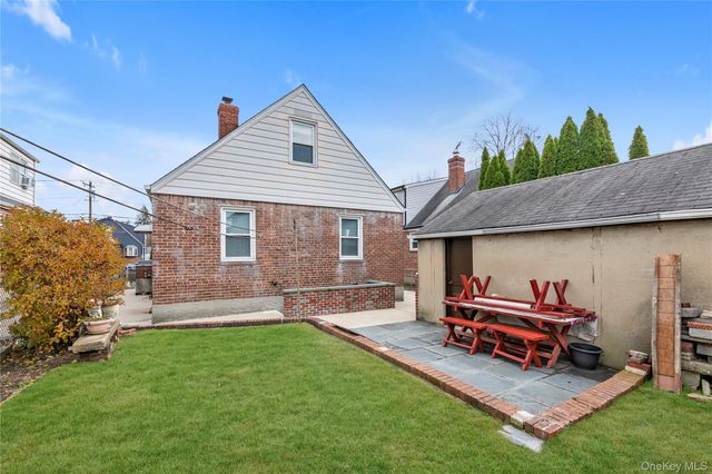 215 Sheridan Boulevard, Mineola, NY 11501