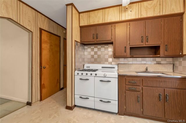 215 Sheridan Boulevard, Mineola, NY 11501