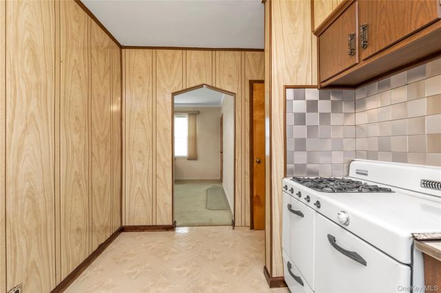 215 Sheridan Boulevard, Mineola, NY 11501