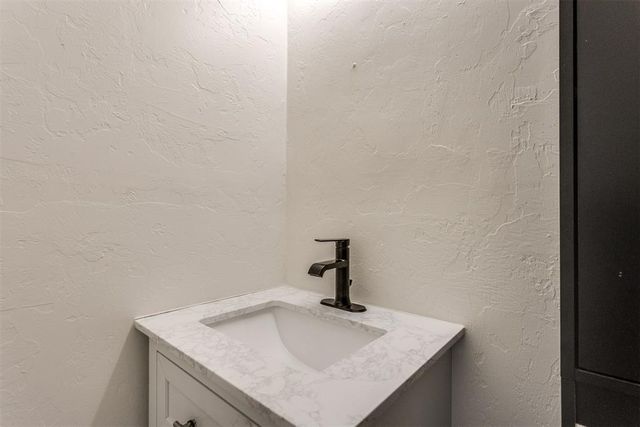 10817 N Utica Drive, The Village, OK 73120