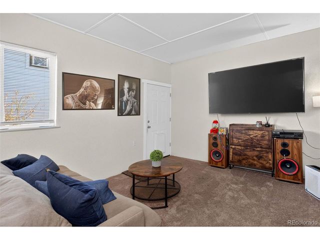 820 Newark St, Aurora, CO 80010